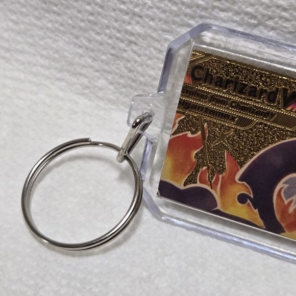 Charizard VMAX Gold Keychain - Picture 3 of 4